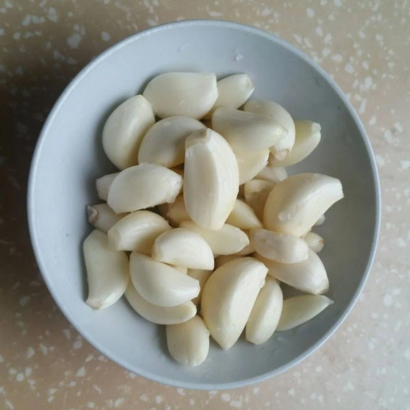 Švieži nulupti česnakai